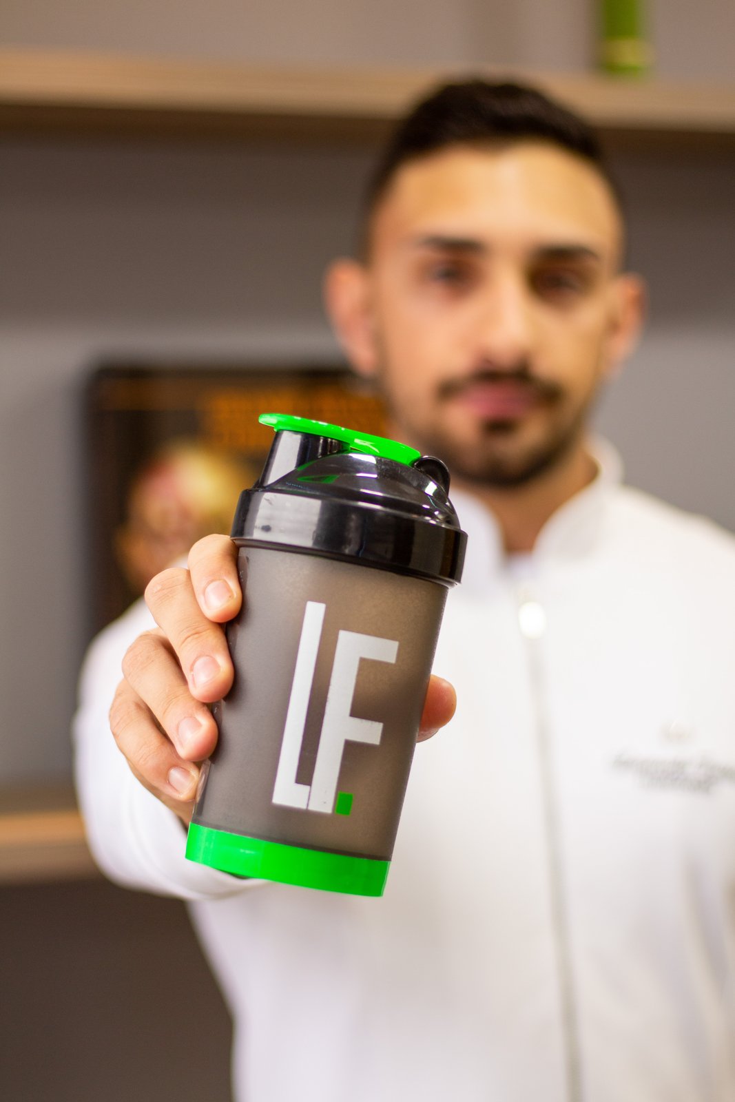 Leonardo Freitas segurando uma coqueteleira com a marca LF