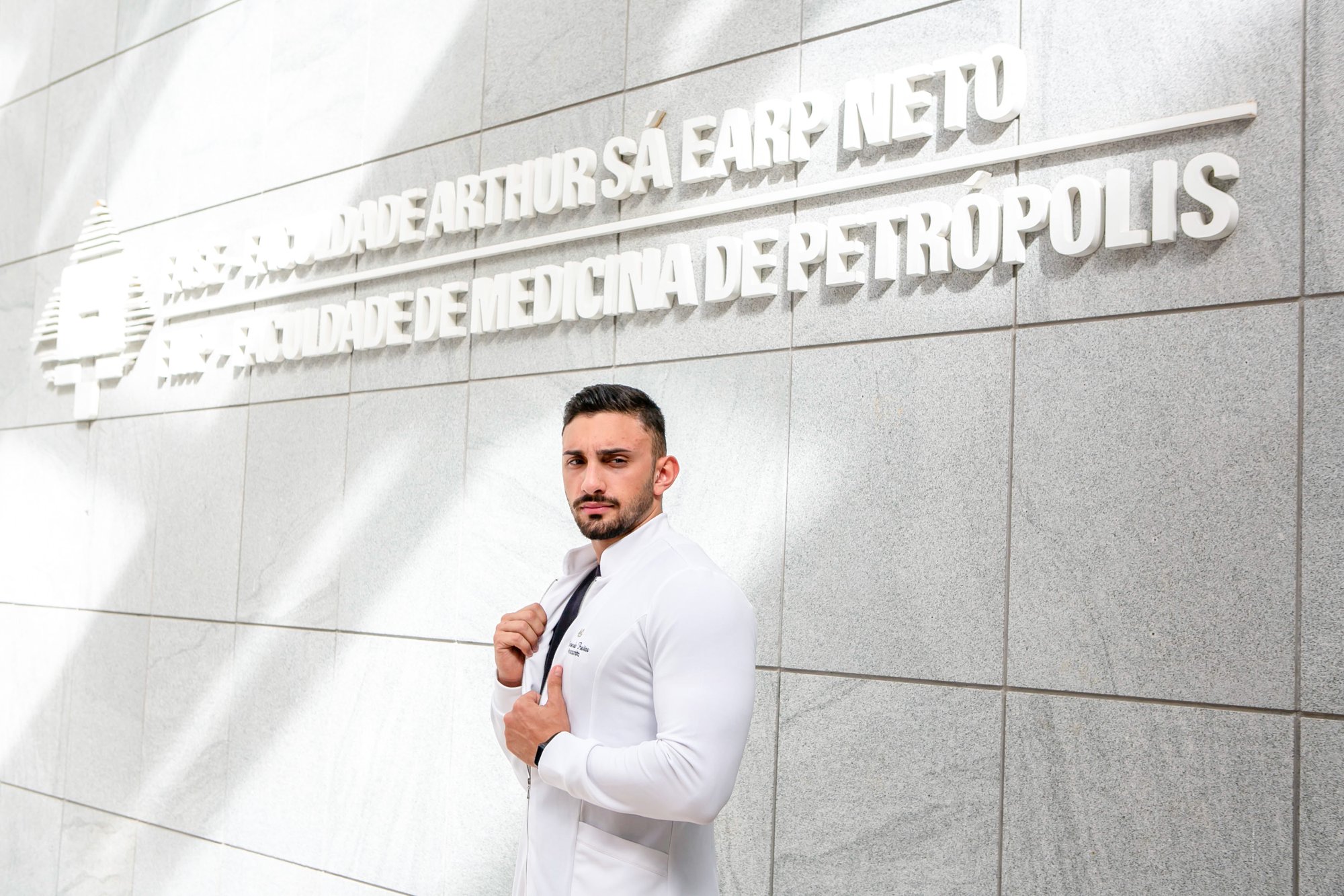 Leonardo Freitas, nutricionista, em frente à UNIFASE